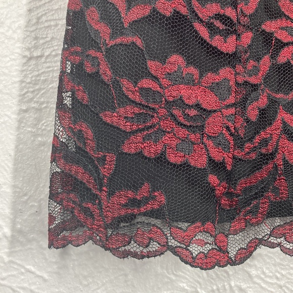 Gianni Petite Red & Black Lace Sleeveless Top Women's Size 8 - MADE IN U… - Picture 2 of 8